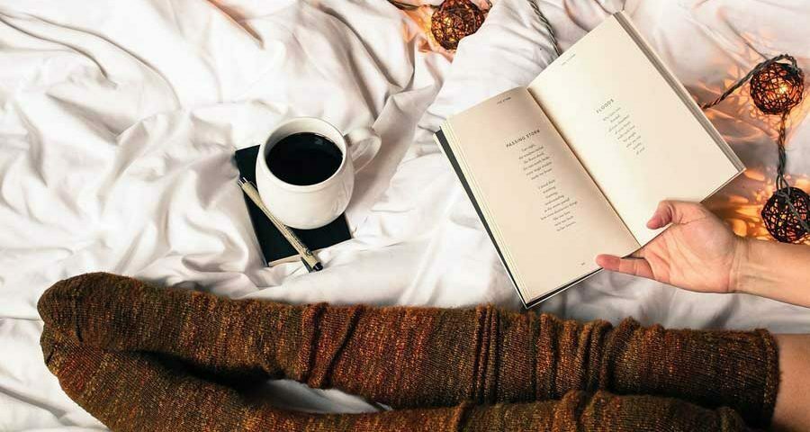 Bücher und E-Books im Bett lesen