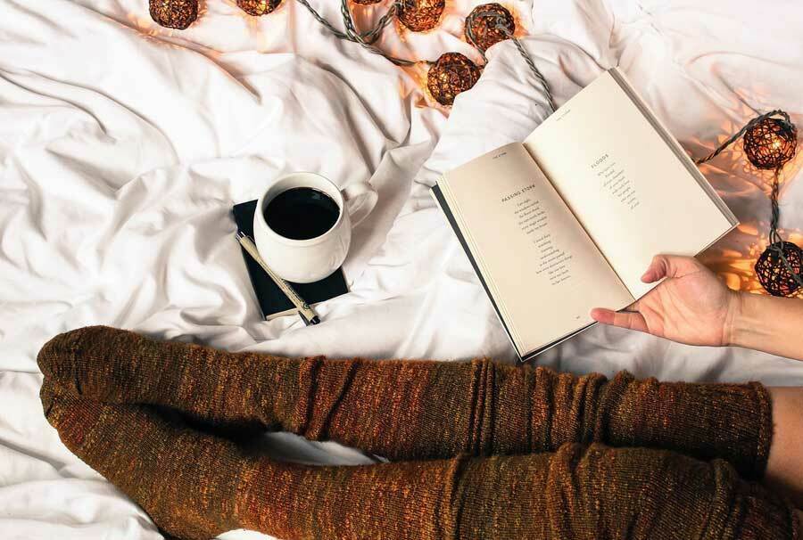 Bücher und E-Books im Bett lesen